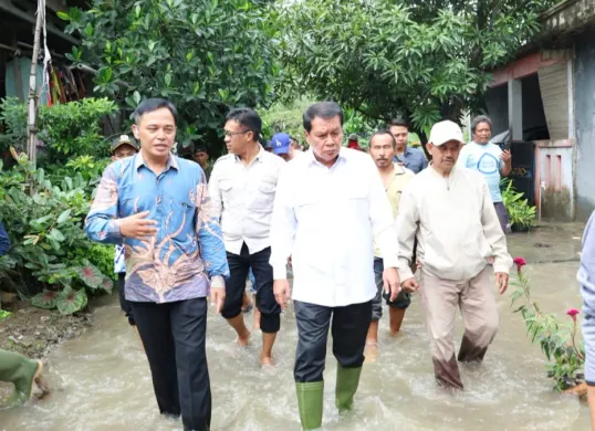 Bupati Tangerang, Maesyal Rasyid saat melakukan peninjauan lokasi banjir di Perumahan Nuansa Mekarsari 1. (Sumber: Istimewa)