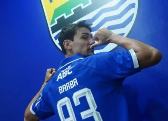 Federico Barba menjadi andalan Persib Bandung di lini pertahanan musim 2025/2026 dan tampil impresif di kompetisi domestik serta Asia. (Sumber: Instagram/@persib)