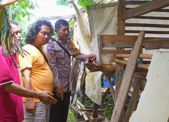 Warga dan anggota polisi mengecek TKP pencurian domba yang hanya menyisakan jeroan. (Sumber: Polsek Tanah Sareal)