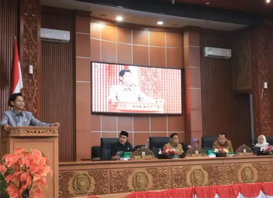 Anggota Komisi B DPRD Kota Depok, Deny Kartika memaparkan Renja 2026 di depan para anggota Dewan dalam Sidang Paripurna Perdana. (Sumber: Dok. Humas DPRD Kota Depok)