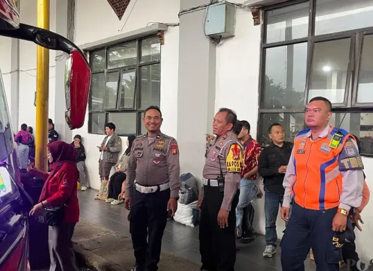 Kanit Lantas Polsek Cimanggis AKP Sucipto saat melakukan pengecekan di hari terakhir arus balik di Terminal Jatijajar Kota Depok. (Sumber: Poskota/Angga Pahlevi)