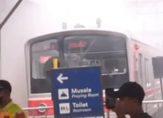 Peron 8 Stasiun Bogor dipenuhi asap tebal saat percikan api muncul dari kabel listrik yang konslet. (Sumber: tangkapan layar)