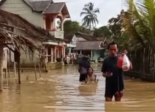 Warga terdampak banjir di Desa Idaman, Kecamatan Patia, Pandeglang, saat melakukan evakuasi mandiri. (Sumber: Dok. Kades Idaman)