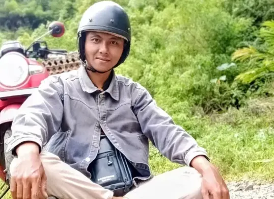Sosok Holis Muhlisin (31) tengah menjadi sorotan setelah video yang memperlihatkan dirinya diduga menjadi korban intimidasi viral di media sosial. (Sumber: Facebook/Holis Muhlisin)
