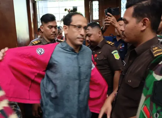 Mantan Mendikbudristek Nadiem Makarim menghadapi sidang dugaan korupsi pengadaan Chromebook di Pengadilan Tipikor Jakarta Pusat. (Sumber: Poskota | Foto: Ramot Sormin)