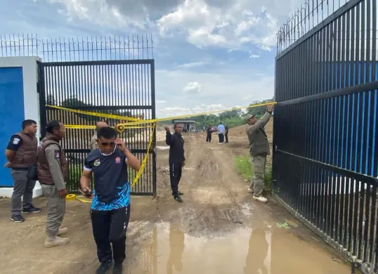 Petugas melakukan penyegelan di Desa Kertajaya, Kecamatan Padalarang, Kabupaten Bandung Barat (KBB). (Sumber: Poskota/Gatot Poedji Utomo)