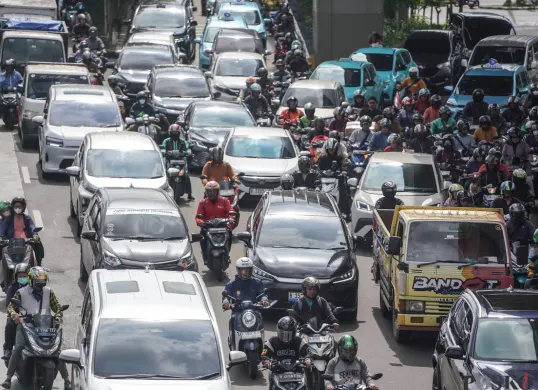 Jadwal ganjil genap Jakarta hari ini, Senin, 12 Oktober 2026 di kawasan MT Haryono, Jakarta. (Sumber: Poskota/Bilal Nugraha Ginanjar)