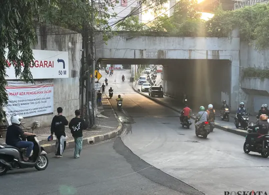 Suasana di terowongan Manggarai, Jakarta Selatan, yang kerap menjadi arena tawuran, Senin, 5 Januari 2026. (Sumber: Poskota | Foto: Pandi Ramedhan)
