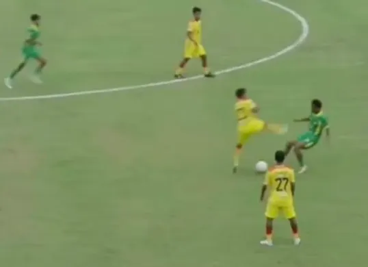 Pemain Putra Jaya Pasuruan, Muhammad Hilmi Gimnastiar resmi dipecat setelah insiden tendangan kungfu di Liga 4 (Sumber: Instagram/@pengamatsepakbola)