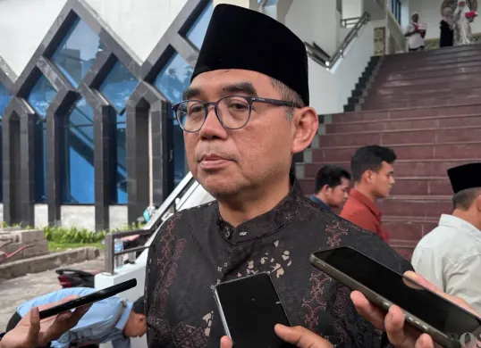 Sekda Kabupaten Bogor, Ajat Rochmat Jatnika memastikan tunggakan pembayaran vendor pembangunan rampung pada Januari 2026. (Sumber: Poskota/Giffar Rivana)