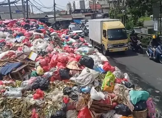 Gunungan sampah di Jalan Dewi Sartika, depan Pasar Cimanggis, Kecamatan Ciputat, Kota Tangerang Selatan. (Sumber: Poskota/Veronica Prasetio)