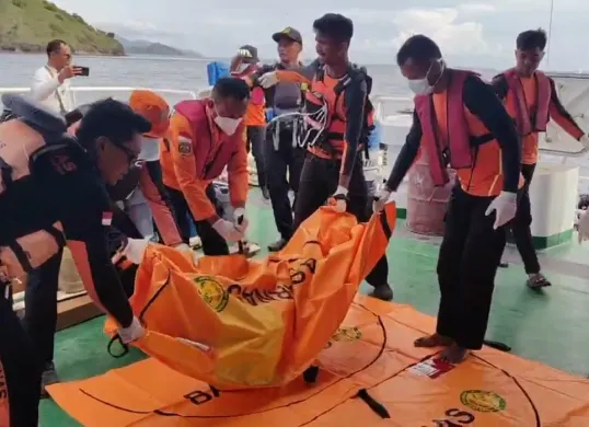 Tim SAR Gabungan menemukan satu jenazah korban tenggelamnya KM Putri Sakinah di perairan Pulau Padar, Labuan Bajo, Manggarai Barat, NTT, Selasa, 6 Januari 2026. (Sumber: Dok. Tim SAR)