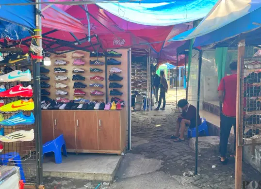 Kondisi Pasar Taman Puring pascakebakaran pada Rabu, 7 Januari 2026. Terlihat pedagang berjualan dengan hanya bermodalkan tenda. (Sumber: Poskota/Pandi Ramedhan)