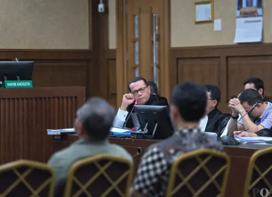 Saksi M Arif Nuryanta memberikan keterangan di sidang Pengadilan Tipikor Jakarta Pusat (Sumber: Poskota | Foto: Ramot Sormin)
