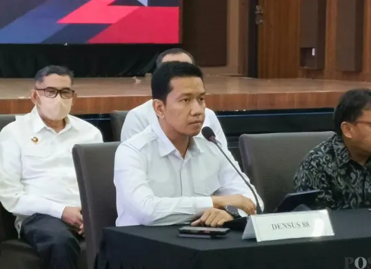 Juru Bicara Densus 88 Antiteror Polri, AKBP Mayndra Eka Wardhana, saat konferensi pers di Gedung Awaloedin Djamin, Bareskrim Polri, Jakarta Selatan, Rabu, 7 Januari 2026. (Sumber: Poskota/Ali Mansur)