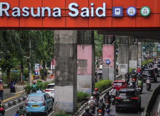 Cara ke CFD Rasuna Said menggunakan Transjakarta dan LRT. (Sumber: Poskota | Foto: Bilal Nugraha Ginanjar)