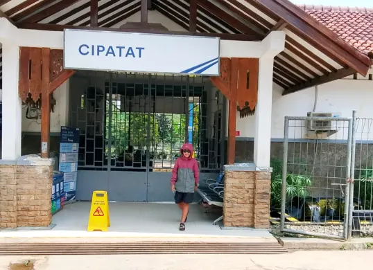 Suasana Stasion KA Cipatat, Kabupaten Bandung Barat nampak sepi dari aktivitas warga. (Sumber: Poskota/Gatot Poedji Utomo)