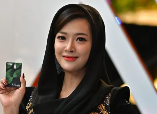 Content creator sekaligus figur publik, Dara Sarasvati menunjukkan kartu debit visa Bank Jakarta dalam Kartu Debit Visa di Lippo Mall Kemang, Jakarta Selatan, Senin, 5 Januari 2026. (Sumber: Dok. Istimewa)