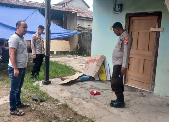 Personel Polsek Pamarayan mengamankan lokasi sebelum mengevakuasi mayat pria tanpa identitas yang ditemukan ke RS Bhayangkara. (Sumber: Polsek Pamarayan)
