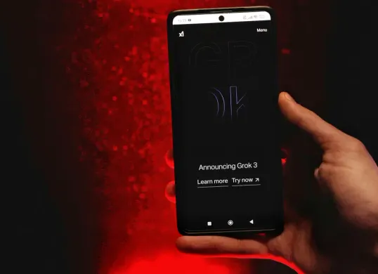 Kemkomdigi menyelidiki dugaan penyalahgunaan Grok AI di platform X untuk konten asusila, termasuk manipulasi foto pribadi yang melanggar privasi warga. (Sumber: Pexels/UMA Media)
