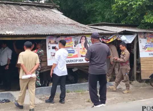 Satpol PP Kabupaten Tangerang saat melakukan penyisiran lokasi bangunan liar di Kecamatan Solear. (Sumber: Poskota/Veronica Prasetio)