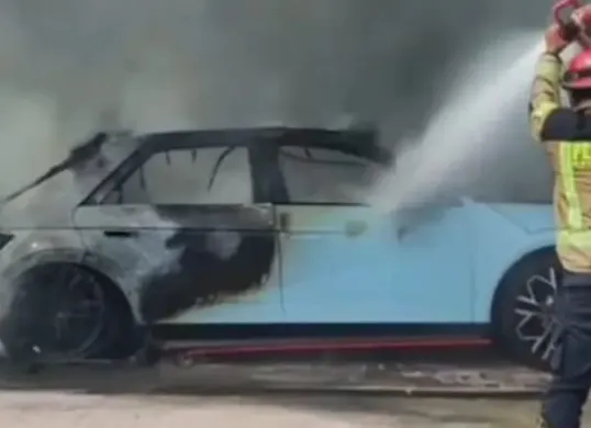 Hyundai Ioniq 5 N terbakar di sebuah bengkel di Medan pada 7 Januari 2026. (Sumber: Istimewa)