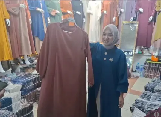 Sasqiah Uhti Misya, pedagang pakaian jenis gamis di Pasar Blok B Tanah Abang, Jakarta Pusat, Kamis, 8 Januari 2026. (Sumber: Poskota/Pandi Ramedhan)