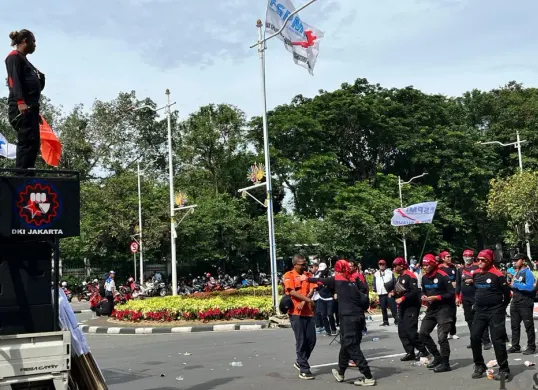 Masa aksi buruh saat memprotes UMP Jakarta 2026 di Jalan Medan Merdeka Selatan, Jakarta Pusat, Kamis, 8 Januari 2026. (Sumber: Poskota/M Tegar Jihad)