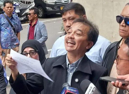 Mantan Menteri Pemuda dan Olahraga (Menpora) Roy Suryo melaporkan tujuh orang yang diduga pendukung Joko Widodo ke Polda Metro Jaya terkait dugaan pencemaran nama baik dan fitnah. (Sumber: Poskota/Ali Mansur)