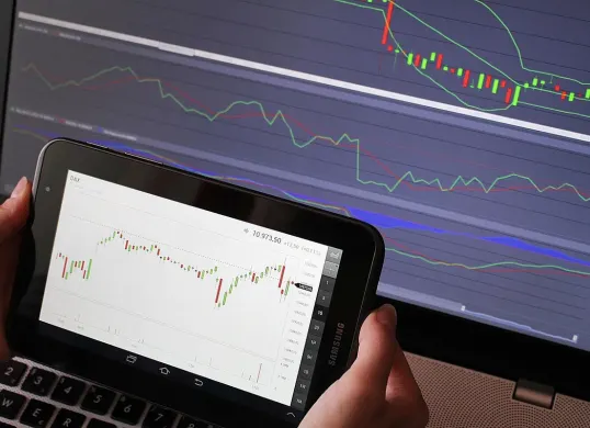 Ilustrasi aktivitas trading dengan memantau pergerakan grafik harga melalui perangkat digital sebagai bagian dari penerapan sistem trading yang terstruktur dan terukur. (Sumber: Istimewa)
