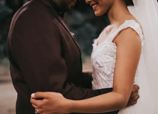 Nikah siri dan poligami diam-diam bisa dipidana penjara dalam aturan KUHP baru. (Sumber: Pexels/Luis Quintero)