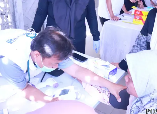 Pemeriksaan kesehatan gratis bagi warga sekitar Rutan Kelas I Tangerang. (Sumber: Poskota/ Veronica Prasetio)