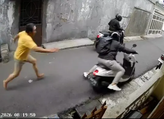 Warga Palmerah ditembak oleh diduga komplotan pelaku pencurian sepeda motor (curanmor), Rabu, 7 Januari 2026. (Sumber: Istimewa)
