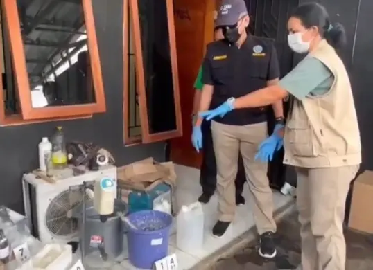 Tim BNN RI berhasil mengungkap pabrik narkoba tembakau sintesis di Komplek Perumahan. (Sumber: Istimewa)
