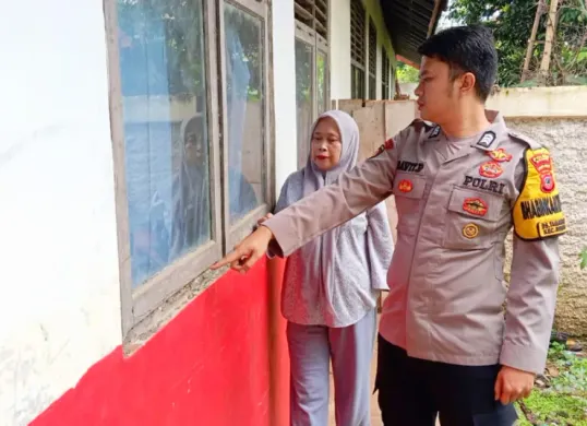 Polisi memeriksa SDN 03 Sukasari yang dibobol maling melalui jendela. (Sumber: Polsek Rumpin)