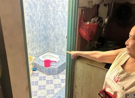 Warga RW 08 Jelambar, Grogol Petamburan, Jakarta Barat, saat menunjukkan septic tank yang baru saja dibangun, Minggu, 11 Januari 2026. (Sumber: Poskota/Pandi Ramedhan)