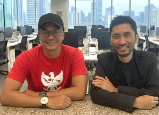 Baju merah pakai topi Adly Fairuz didampingi kuasa hukumnya Andy RH Gultom, SH (baju hitam). (Sumber: Istimewa)