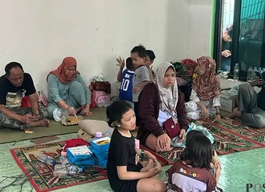 Warga Kelurahan Jembatan Besi, Kecamatan Tambora, Jakarta Barat, mengungsi di musola Nurul Yaqin, pasca kebakaran yang melanda rumah mereka, Senin 12 Januari 2026. (Sumber: Poskota/Pandi Ramedhan)
