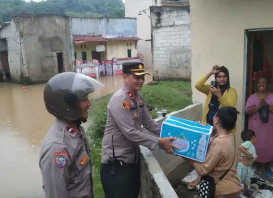 Bojongsari Kompol Fauzan bersama perangkat RT dan RW dan anggota turun mengecek lokasi banjir luapan Kali Pesanggrahan membuat banjir rumah warga di Perum Griya Alif dan diungsikan sementara. (Sumber: Dok. Polsek Bojongsari)