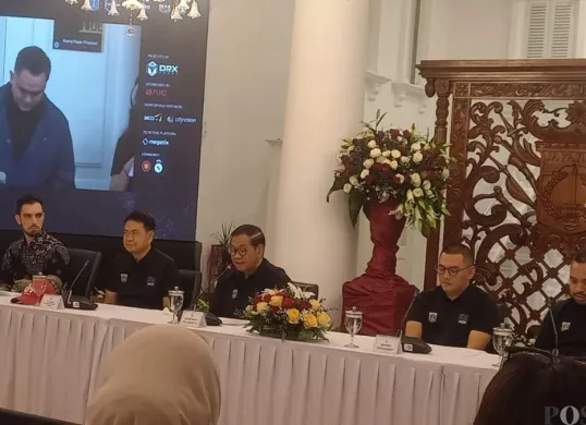 Gubernur Jakarta Pramono Anung saat memberikan pernyataan di konferensi pers yang di Balairung, Balai Kota Jakarta, Senin, 12 Januari 2026. (Sumber: Poskota/M Tegar Jihad)