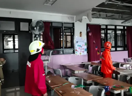 Sebuah atap pada bangunan kelas SD Negeri (SDN) 05 Pademangan Timur, Pademangan, Jakarta Utara roboh, Senin, 12 Januari 2026. (Sumber: BPBD DKI)