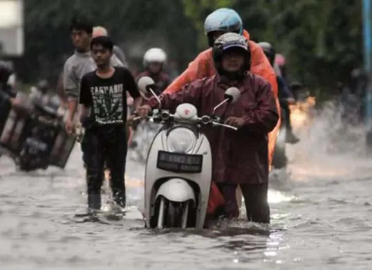 llustrasi motor terobos banjir di Jakarta. (Sumber: Istimewa)