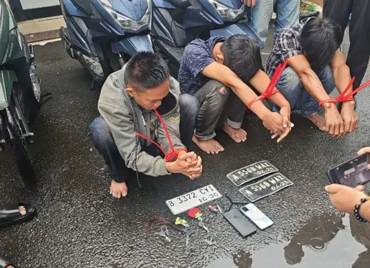 Pelaku saat berhasil diamankan oleh Unit Reskrim Polsek Jatiuwung. (Sumber: Dok. Polsek Jatiuwung)
