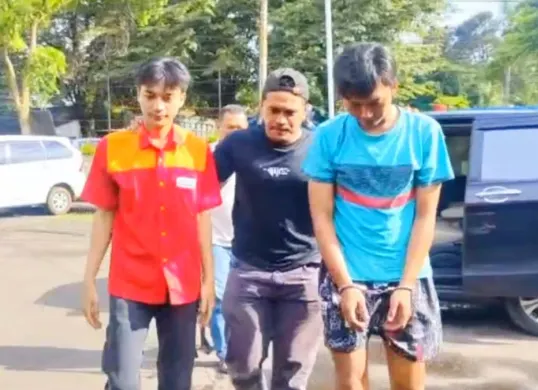 Polisi menggiring dua pelaku pengeroyokan dan pembacokan kepada pria di Bogor. (Sumber: Polsek Dramaga)