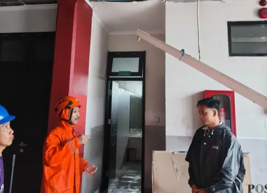 Kondisi salah satu ruangan di SDN 05 Pademangan yang atapnya roboh. (Sumber: Poskota/M Tegar Jihad)