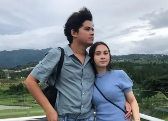 Hubungan asmara Aliando Syarief dan Richelle Skornicki turut menjadi sorotan seiring viralnya isu child grooming yang dibahas setelah buku berjudul Broken Strings karya Aurelie Moeremans ramai diperbincangkan. (Sumber: Instagram/@savorascraves)