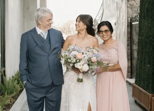 Sri Sunarti, ibu Aurelie Moeremans, sosok penyayang dan tegas yang kisahnya tersirat dalam buku Broken Strings. (Sumber: Instagram/@aurelie)