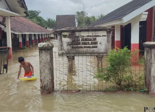 Kondisi SDN Pagelaran 4, Kabupaten Pandeglang, terendam banjir. (Sumber: Poskota/Samsul Fatoni)