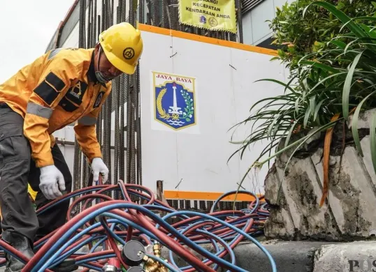 Petugas Suku Dinas Bina Marga membongkar tiang monorel mangkrak di Jalan Rasuna Said, Setiabudi, Jakarta Selatan, Rabu, 14 Januari 2025. (Sumber: Poskota/Bilal Nugraha Ginanjar)
