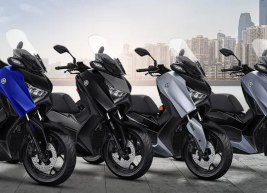 Yamaha menyegarkan XMAX Connected dengan warna baru Metallic Blue dan Ceramic Grey untuk pasar Indonesia. (Sumber: Yamaha)